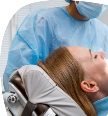 голова пациентки в стоматологическом кресле